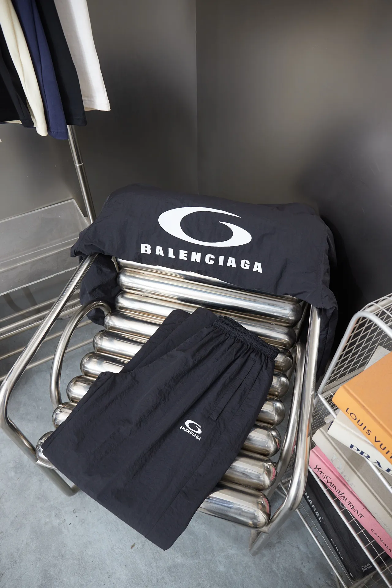 Balenciaga 𝘽𝘼𝙇𝙀𝙉𝘾𝙄𝘼𝙂𝘼 BLCG 26SS 71 front and rear half-circle letter embroidered sports suit Light luxury essential item for daily commuting for men and women Correct version Welcome to compare Detailed features · Customized matt Taslan jacket fabric · The fabric has undergone a waterproof coating process · The interior is made of three-grade polyester bird's eye mesh · OS ultra-loose silhouette design · Side zipper pockets Small stand-up collar design · Internal zipper pocket design · Elastic waistband design at the hem · Customized molded hardware zippers Jacket double puller design · Tajima high-speed embroidery machine with 100,000-needle three-dimensional design · Double side pockets on trousers · Original main mark washed tag brand packaging Color: Black/Milk Apricot Size: 46/48/50/52